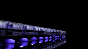 Barrage Vauban de nuit éclairé en violet 