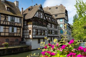 Les maisons de la petite France à Strasbourg au bord de l'eau