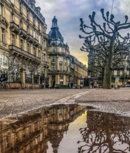Place Broglie vue du sol avec flaque d'eau